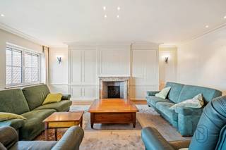 <p><strong>Appartement exclusif de pas moins de 184 m² au cœur de Waregem !</strong></p><p><strong>Disposition :</strong> vaste hall d’entrée, spacieux et lumineux séjour (placards intégrés, parquet, cheminée décorative) avec salle à manger attenante, cuisine entièrement équipée et pratique buanderie/arrière-cuisine. L’appartement comprend également 2 grandes chambres, toutes deux équipées de placards intégrés, ainsi que 2 salles de bains (dont une avec baignoire jacuzzi), offrant un confort et une intimité optimaux.</p><p>Vous profiterez également d’une agréable terrasse orientée plein sud, idéale pour se détendre en toute tranquillité.</p><p>L’appartement dispose en outre de 2 caves privatives offrant un espace de rangement supplémentaire.</p><p>Possibilité d’acquérir un ou plusieurs garages souterrains (35.000 € par garage).</p><p><strong>ATOUTS :</strong></p><ul><li>Appartement exceptionnellement spacieux de 184 m²</li><li>Situation centrale à proximité des commerces, restaurants et transports en commun</li><li>Grand séjour lumineux</li><li>Cuisine entièrement équipée avec buanderie pratique</li><li>2 chambres spacieuses avec placards intégrés</li><li>2 salles de bains complètes</li><li>Agréable terrasse orientée plein sud</li><li>2 caves privatives incluses</li><li>Possibilité d’achat de garage(s) souterrain(s)</li><li>Confort de vie optimal avec toutes les pièces sur un seul niveau</li></ul><p><strong>En résumé, une opportunité unique pour ceux qui recherchent un appartement spacieux, confortable et idéalement situé, avec des finitions de qualité.</strong></p><p><strong>Plus d’informations ou une visite ? Contactez-nous : charlotte@immobeguin.be</strong></p>