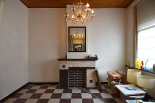 Op een vlot bereikbare ligging vinden we deze woning boordevol potentieel.<br />Dankzij de centrale ligging geniet u hier van een uitstekende bereikbaarheid, met winkels, scholen, openbaar vervoer en belangrijke invalswegen in de nabije omgeving.<br /><br />Indeling als volgt:<br />De woning verwelkomt u via de inkomhal, waar zich tevens een praktische bureauruimte bevindt. Een lichtrijke leefruimte sluit naadloos aan op de keuken, wat zorgt voor een aangename en functionele indeling.<br />Verder vinden we op het gelijkvloers nog een badkamer met zitbad en toilet. Aanpalend treffen we extra opslagruimte.<br /><br />Op de eerste verdieping bevinden zich 2 volwaardige slaapkamers. <br />Via een vaste trap bereikt u de zolderverdieping, die tal van mogelijkheden biedt: extra slaapkamers, hobbyruimte of master bedroom. U richt deze volledig in naar eigen wens.<br /><br />Buiten geniet u van een mooi stukje tuin waar het heerlijk genieten is.<br /><br />De absolute troef van deze eigendom is zonder twijfel de ruime opslagruimte van maar liefst 65,5 m², bereikbaar via de achterkant van het perceel.<br /><br />Ideaal voor zelfstandigen, hobbyisten of wie nood heeft aan extra stockageruimte.<br /><br />Mits enkele renovaties kan deze woning uitgroeien tot een echte parel op een centrale locatie.<br />Kortom, zeker een bezoek waard!<br /><br />Onze ref. DEV4930