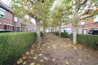 Omschrijving<br />GROEN! En de faciliteiten van wonen in de stad. Hier is het allemaal. Het is prettig wanneer bewoners zelf hun huis opknappen. De verjonging van de buurt is zichtbaar bezig. Bewoners plaatsen bloembakken of leggen een tegeltuintje aan. Met deze woorden heet het pittoreske Groenplein jou welkom! Dit mooie plein is gelegen aan de stadsrand, nabij het kanaal met wandelwegen, nabij de winkelstraten (Patersstraat...), op wandelafstand van het Begijnhof...echt een topligging in de stad, vlakbij het groene noorden van Turnhout. Parkeerplaats is er ook voldoende. Een ideale starterswoning met tuintje. De woning valt onder de renovatieverplichting maar met een paar eenvoudige aanpassingen: mits plaatsen van 18cm rotswol of glaswol op de zoldervloer zit je op een EPC D label en als de kachel verwijderd wordt, zakt het verder naar 331 kWh/m²jaar. Weinig moeite dus om alvast te starten. De elektriciteit dient ook nog conform gemaakt te worden naar de huidige normen. Verder is dit een woning met aangename ruimtes: een grote leefruimte met open keuken met zicht op de tuin, badkamer met ligbad op het gelijkvloers, twee ruime slaapkamers op de verdieping. De zolder kan eventueel worden ingericht tot derde slaapkamer (een aantal gelijkaardige woningen in de straat deden dit reeds). Eventueel mogelijk om garage te huren in de directe omgeving. Niet gelegen in een overstromingsgebied. P-score: A - G-score: A- Geen erfgoed. Informatieplicht in aanvraag.