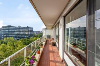 <p><span>Berchem Fruithoflaan | Residentie Louis Boissot<br />Gezellig 1-slaapkamerappartement met mooi open zicht</span></p><p><span> </span></p><p><span>Indeling:<br />Via de inkomhal komt u in de aangename en lichtrijke leefruimte. Aansluitend bevindt zich een praktische bureauruimte/tv ruimte.<br />De open keuken is volledig uitgerust met toestellen en geeft toegang tot een zonnig, ruim terras dat zich uitstrekt over de volledige breedte van het appartement.</span></p><p><span>De nachthal leidt naar een apart toilet en de ruime slaapkamer, die eveneens toegang heeft tot het terras.<br />De badkamer is uitgerust met een inloopdouche, een lavabo in meubel en een aansluiting voor een wasmachine.</span></p><p><span> </span></p><p><span>Bijzonderheden:</span></p><ul><li><span>Prima onderhouden gebouw</span></li><li><span>Privatieve kelderberging</span></li><li><span>Parlofonie</span></li><li><span>Dubbele beglazing</span></li><li><span>Parkeermogelijkheden voor bezoekers aan het gebouw</span></li><li><span>Ruime garagebox met automatische poort verplicht bij aan te kopen aan €30.000</span></li></ul><p><span> </span></p><p><span>Kosten:<br />266/maand: inclusief koud en warm water, centrale verwarming, onderhoud en verbruik van de gemeenschappelijke delen, syndicus en blokpolis.<br />Elektriciteit individueel te betalen.</span></p><p><span> </span></p><p><span>Ligging:<br />Fantastisch gelegen in een groene en residentiële buurt aan de zuidrand van Antwerpen.<br />Uitstekende bereikbaarheid via belangrijke invalswegen.</span></p><p><span>Op fietsafstand van scholen, station Berchem en het centrum van Antwerpen.<br />Openbaar vervoer (tram en bus) vlakbij.<br />Op wandelafstand van Delhaize en diverse buurtwinkels.</span></p><p><span> </span></p>