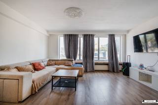 <h2><span>Te renoveren ruim 2-slaapkamerappartement met zonnig terras op toplocatie in Borgerhout!<br /><br /></span></h2><p><span>Bent u op zoek naar een appartement dat u volledig naar eigen smaak kunt renoveren? Dan is dit ruime 2-slaapkamerappartement op de eerste verdieping van een verzorgd gebouw met lift zeker een bezoek waard.</span></p><p><span>Dankzij de centrale ligging bevindt u zich op korte afstand van het centrum van Antwerpen, winkels, scholen, openbaar vervoer en de belangrijkste invalswegen, waardoor u geniet van een uitstekende bereikbaarheid.</span></p><p><span>De ruime en lichtrijke leefruimte aan de voorzijde sluit aan op de keuken. Aansluitend bevindt zich een praktische berging, ideaal als extra opbergruimte.</span></p><p><span>Het appartement beschikt over twee volwaardige ruime slaapkamers, waarvan één met rechtstreekse toegang tot het ruime, zuidwest georiënteerde terras.</span></p><p><span>De badkamer is uitgerust met een inloopdouche en een enkele wastafel. Daarnaast is er een apart gastentoilet.</span></p><p><span>Dit appartement vormt de ideale basis voor wie op zoek is naar een renovatieproject met tal van mogelijkheden op een uitstekende locatie.</span></p><p><span> </span></p><h3><span>Bijzonderheden:</span></h3><ul><li><span>Ruime en lichtrijke leefruimte</span></li><li><span>Twee volwaardige slaapkamers</span></li><li><span>Zuidwest georiënteerd terras</span></li><li><span>Verzorgd gebouw met lift</span></li><li><span>Privatieve kelderberging</span></li><li><span>Centrale ligging nabij Antwerpen, winkels, openbaar vervoer en belangrijke invalswegen</span></li><li><span>Ideaal renovatieproject met veel potentieel</span></li></ul><p><span> </span></p><p><span>Interesse in dit appartement met tal van mogelijkheden? Neem vandaag nog contact met ons op voor meer informatie of om een bezoek ter plaatse in te plannen.</span></p><p><span> </span></p><p><span> </span></p><p><span> </span></p><p><span> </span></p>