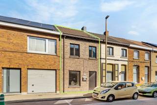 Deze gesloten bebouwing heeft een praktische indeling met veel licht. De woning bestaat uit een leefruimte met open keuken, twee slaapkamers en...