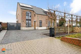 Op een uitstekende locatie in Rummen, deelgemeente van Geetbets, bevindt zich deze instapklare woning met drie slaapkamers. U geniet hier van een centrale ligging, op korte afstand van winkels, scholen en openbaar vervoer, met bovendien een vlotte verbinding naar de belangrijkste invalswegen.<br /><br />We betreden de woning via de inkomhal met vestiaire en gastentoilet. Vanuit hier bereiken we de lichtrijke leefruimte met aansluitend de open keuken, uitgerust met kwalitatieve toestellen en hedendaags comfort. Aansluitend bevindt zich een praktische berging, ideaal voor extra opslagruimte.<br /><br />Op de eerste verdieping leidt de nachthal naar drie volwaardige slaapkamers. Verder vindt u hier een apart toilet en een stijlvolle badkamer, voorzien van een wastafel, ligbad en een ruime inloopdouche. Via een vaste trap bereiken we de afgewerkte zolderverdieping. Deze veelzijdige ruimte biedt tal van mogelijkheden en kan perfect ingericht worden als extra slaapkamer, bureauruimte of hobbykamer, volledig naar eigen wens.<br /><br />Buiten geniet u in alle rust en privacy van het zonnige terras en de aangrenzende tuin. Daarnaast is er een overdekt terras, afgesloten met grote raampartijen, waar u het hele jaar door kunt vertoeven. De prachtige tuin met weids uitzicht op de omliggende velden vormt de perfecte plek om te ontspannen en te genieten van het buitenleven.<br /><br />De woning is voorzien van airco's, zonnepanelen en een ventilatiesysteem type D, wat resulteert in een uitstekende energiescore (EPC A – E-peil E23).<br />Dit is een ideale opportuniteit voor wie op zoek is naar een recente, instapklare en energiezuinige woning op een rustige, doch centrale locatie in Rummen.<br /><br />Bijzonderheden:<br />- 3 slaapkamers<br />- Geweldige ligging<br />- Energiezuinig (EPC A – E-peil E23)