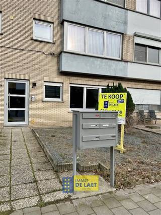 Prima verzorgd gelijkvloers appartement met garagebox (mee aan te kopen aan € 18.000) gelegen net achter het gebouw, de ramen alsook de...