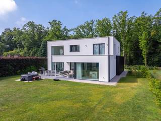 Gelegen tussen de centra van Zoersel en Schilde bevindt zich deze recent gebouwde, moderne villa. De woning combineert strak design met...