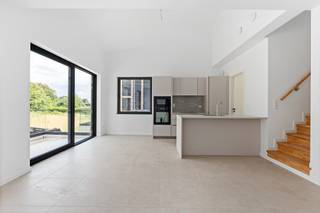 <p>Dit stijlvolle appartement maakt deel uit van een nieuwbouwproject met 11 appartementen en combineert hedendaags wooncomfort met een uitstekende ligging in Grimbergen. Dankzij de mogelijkheid tot aankoop aan 6% btw vormt dit een interessante opportuniteit voor zowel eigen bewoning als investering. Het appartement beschikt over een doordachte indeling met veel aandacht voor licht en leefruimte. Bovendien zorgen de privatieve terrassen en tuinen samen met de ruime gemeenschappelijke tuin voor een aangename buitenbeleving. De centrale ligging biedt een vlotte verbinding naar winkels, openbaar vervoer en belangrijke invalswegen.</p>
<p> </p>
<p>Belangrijkste ruimtes:</p>
<p>• Lichtrijke woonkamer met open leefruimte</p>
<p>• Open keuken met moderne indeling en praktische aansluitingen</p>
<p>• Terras en/of privatieve tuin voor extra buitenruimte</p>
<p>• Ruime gemeenschappelijke tuin toegankelijk voor bewoners</p>
<p>• Kelder en staanplaats aanwezig </p>
<p> </p>
<p> </p>
<p>Troeven:</p>
<p>• Nieuwbouwproject met 11 moderne appartementen</p>
<p>• Mogelijkheid tot aankoop aan 6% btw</p>
<p>• Centrale ligging met terrassen, tuinen en gemeenschappelijke tuin</p>
<p> </p>
<p>Neem vandaag nog contact op met je ERA-makelaar voor meer informatie of een bezoek.</p>
<p> </p>
<p>JOUW DROOMAPPARTEMENT. ZO GEVONDEN!</p>