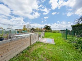 Te renoveren halfopen woning met OPRIT, GARAGE en DIEPE TUIN biedt bijzonder veel POTENTIEEL voor wie op zoek is naar RUIMTE en MOGELIJKHEDEN...