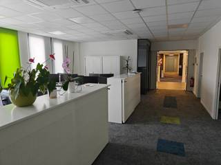 Bureaux à louer dans un immeuble stratégiquement situé entre l'aéroport de Zaventem et l'OTAN. L'immeuble est situé à la Holidaystraat 5 à Diegem, à une courte distance de l'autoroute E40. Le site est également facilement accessible par les transports publics et le train, la gare de Diegem se trouvant à 600 mètres.<br /><br />L'immeuble dispose d'une surface totale de bureaux de 5 000 m² répartis sur 3 étages. La surface minimum disponible est de 500m².<br />Des places de parking extérieures sont également disponibles à l'avant et sur les côtés de l'immeuble.