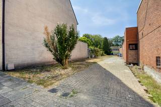 <p>Bouwgrond van 379 m² met zuidwestelijke oriëntatie in Brasschaat</p><p> </p><p>Op een aangename locatie in Brasschaat bevindt zich deze bouwgrond van 379 m², gelegen aan de Wipstraat 58, 2930 Brasschaat. Het perceel heeft een breedte van circa 7 meter, een diepte van circa 64 meter en geniet achteraan van een gunstige zuidwestelijke oriëntatie.</p><p> </p><p>De grond is gelegen in woongebied en maakt deel uit van een goedgekeurde verkaveling. Het perceel is bestemd voor gesloten bebouwing. Dankzij de mooie perceeldiepte en de zonnige oriëntatie biedt deze bouwgrond interessante mogelijkheden voor wie zijn eigen woning volledig naar wens wil realiseren.</p><p> </p><p>Ook op het vlak van watergevoeligheid scoort het perceel gunstig: het is niet gelegen in een risicozone voor overstromingen en beschikt over een P-score A.</p><p> </p><p>Bouwvoorschriften en verdere stedenbouwkundige informatie zijn beschikbaar op aanvraag.</p>
