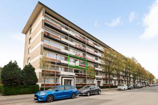 Interesse in dit leuke appartement? Bekijk de virtuele toer en maak via Livitas.be ONLINE je afspraak.<br />Op zoek naar een appartement nabij het Runcvoortpark?<br />Dit is misschien je nieuwe nestje met een centrale ligging, openbaar vervoer, scholen en winkels op wandelafstand.<br />De woonkamer ligt vooraan en geeft een zonnig en open gevoel en geeft uit op de keuken met ingemaakte toestellen.<br />Via de hal komen we in de badkamer terecht met een ligbad, lavabo en plaats voor je wasmachine en droogkast.<br />Een grote berging (6m2) kan dienst doen om je bureau te installeren of een logeerkamer te creëren.<br />Twee ruime slaapkamers liggen achteraan met zicht op groen, genietend van de stilte.<br />Elektrische keuring = Conform !<br />OPTIONELE STAANPLAATS BESCHIKBAAR VOOR 10.000 €<br />1 foto van de keuken is een digitaal bewerkte foto !<br />Unieke kans en maak snel via Livitas.be ONLINE je afspraak!