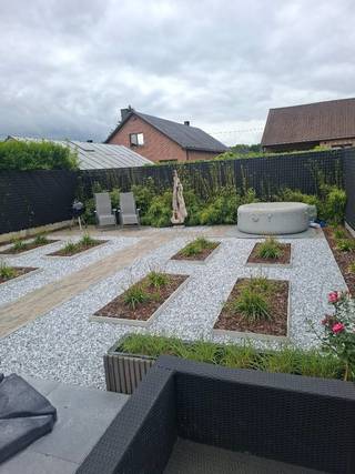 Nieuwbouw , instapklare halfopen bebouwing<br />gelegen in de rustige buurt net buiten het dorp