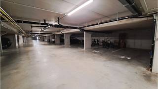 Ondergrondse AUTOSTANDPLAATS te koop in de Witte Molenstraat 17 in Sint-Michiels Brugge. + Praktische ( extra ) parkeerplaats voor de bewoners van de...