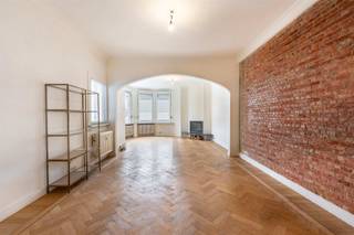 Indeling:Op zoek naar rust en comfort in hartje stad? Dit charmante appartement aan de achterkant van het gebouw op de Generaal Lemanstraat biedt...