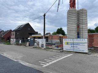 In de Larenstraat 51 te Beerse vindt u deze ruime nieuwbouwwoning op een rustige ligging, met een vlotte verbinding naar winkels, scholen en invalswegen. Hier combineert u een aangenaam wooncomfort met de rust van een residentiële buurt.<br /><br />Op het gelijkvloers komt u binnen via de inkomhal met gastentoilet en trap, waarna de woning zich opent naar een lichtrijke leefruimte die mooi in verbinding staat met de tuin en het terras. Aansluitend is er een praktische berging voorzien. De eerste verdieping telt drie volwaardige slaapkamers en twee badkamers, waardoor er ruimte is voor zowel een gezin als logees. De zolder biedt bijkomende mogelijkheden. De tuin met aansluitend terras biedt een fijne buitenruimte om van te genieten. Uw wagen parkeert u gemakkelijk onder de overdekte staanplaats naast de woning.<br /><br />Dankzij de aanwezige zonnepanelen, warmtepomp en ventilatiesysteem is deze woning energiezuinig en klaar voor de toekomst.<br /><br />Troeven:<br />- Rustige ligging in Beerse met goede bereikbaarheid<br />- Ruime leefruimte met veel lichtinval en tuinzicht<br />- Zolder met extra mogelijkheden<br />- Overdekte autostaanplaats<br />- Energiezuinig met zonnepanelen en warmtepomp<br /><br />Prijzen en lastenboek zijn beschikbaar op kantoor. Het project voldoet aan de voorwaarden verlaagd tarief "afbraak en werderopbouw". Mogelijkheid tot het aankopen aan 6% BTW. Voor meer informatie kan u contact opnemen met ons kantoor in Beerse op het nummer 014/61.61.64 of via kristof@vastgoedpartners.be.