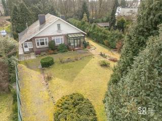 Karaktervolle woning op een toplocatie Aan de rand van Gent presenteren wij deze woning met ongekende mogelijkheden. Gelegen op een riant perceel...