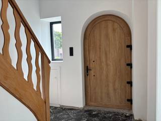 <p><strong><span>Volledig gerenoveerde gezinswoning met 3 slaapkamers, tuin en garage in Vorselaar.</span></strong></p>
<p><span>In een rustige doorlopende straat in Vorselaar bevindt zich deze volledig gerenoveerde gezinswoning.</span></p>
<p><span>Bij het betreden van de woning komt u in de inkomhal. Aan de linkerzijde bevindt zich de ruime en lichtrijke leefruimte met een open keuken. De moderne keuken is uitgerust met een inductiekookplaat, oven en koelkast. </span></p>
<p><span>Vanuit de leefruimte bereikt u de berging, een apart gastentoilet en de badkamer, die voorzien is van een douche, ligbad en een dubbele lavabo.</span></p>
<p><span>Op de eerste verdieping bevinden zich drie volwaardige slaapkamers. Daarnaast is er een tweede apart toilet en een extra berging.</span></p>
<p><span>Buiten geniet u van een ruime tuin. Bovendien beschikt de woning over een garage.<br /><br />Bijzonderheden: <br />- EPC: B-label<br />- kelder<br />- Beschikbaarheid: 1/09/2026<br />- Zonnepanelen worden nog geplaatst <br /></span></p>
