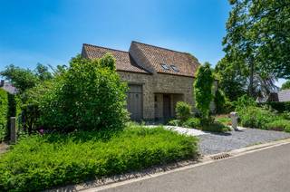 <p><span>In een rustige, doodlopende straat in het centrum van Rijmenam bevindt zich deze recente en perfect instapklare woning (bouwjaar 2019), afgewerkt met kwaliteitsvolle materialen en voorzien van alle hedendaags comfort.</span></p><p><span>Via de ruime inkomhal met gastentoilet betreedt u de lichtrijke leefruimte met open keuken. Dankzij de grote raampartijen geniet de woning van een aangename connectie met de prachtig aangelegde tuin en de verschillende terrassen. Aansluitend aan de leefruimte bevindt zich nog een praktische bureauruimte. De gelijkvloerse verdieping biedt bovendien een slaapkamer met ingebouwde kast, een stijlvolle badkamer uitgerust met ligbad en inloopdouche, én een inpandige garage.</span></p><p><span>Op de verdieping bevinden zich nog twee volwaardige slaapkamers en een ruime nachthal die perfect kan dienen als extra bureauruimte, speelhoek of eventueel kan ingericht worden als bijkomende kamer. Via een schuiftrap bereikt u nog de praktische zolderruimte.</span></p><p><span>Buiten is het heerlijk genieten in de fraai aangelegde tuin met meerdere terrassen, waaronder een gezellig overdekt terras. Extra bergruimte vindt u in de ruime tuinberging.</span></p><p><span>De woning geniet van een centrale, residentiële ligging met winkels, scholen en verbindingswegen in de onmiddellijke omgeving. Bovendien beschikt de woning over een uitstekende energiescore met EPC-label A.</span></p>