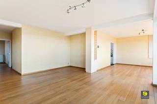   Salle de bains et salle de douche  La chambre principale dispose d'une grande armoire encastrée et d'une salle de bains attenante. Celle-ci est...