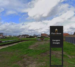 Laatste lot te koop: 695 m²<br />Bouw jouw droomwoning in een rustige en kwalitatieve verkaveling, vlak bij het centrum van Evergem en met een vlotte verbinding naar belangrijke invalswegen.<br />Dit is het laatste beschikbare perceel (Lot 4) binnen dit project en biedt alle ruimte om een woning volledig op maat te realiseren.<br />Voorbeeldwoning – inspiratie voor jouw thuis<br />Op dit perceel werd een hedendaagse voorbeeldwoning ontworpen die perfect inspeelt op comfort, licht en ruimte. Ontvang alle plannen, het lastenboek en ontdek de mogelijkheden.