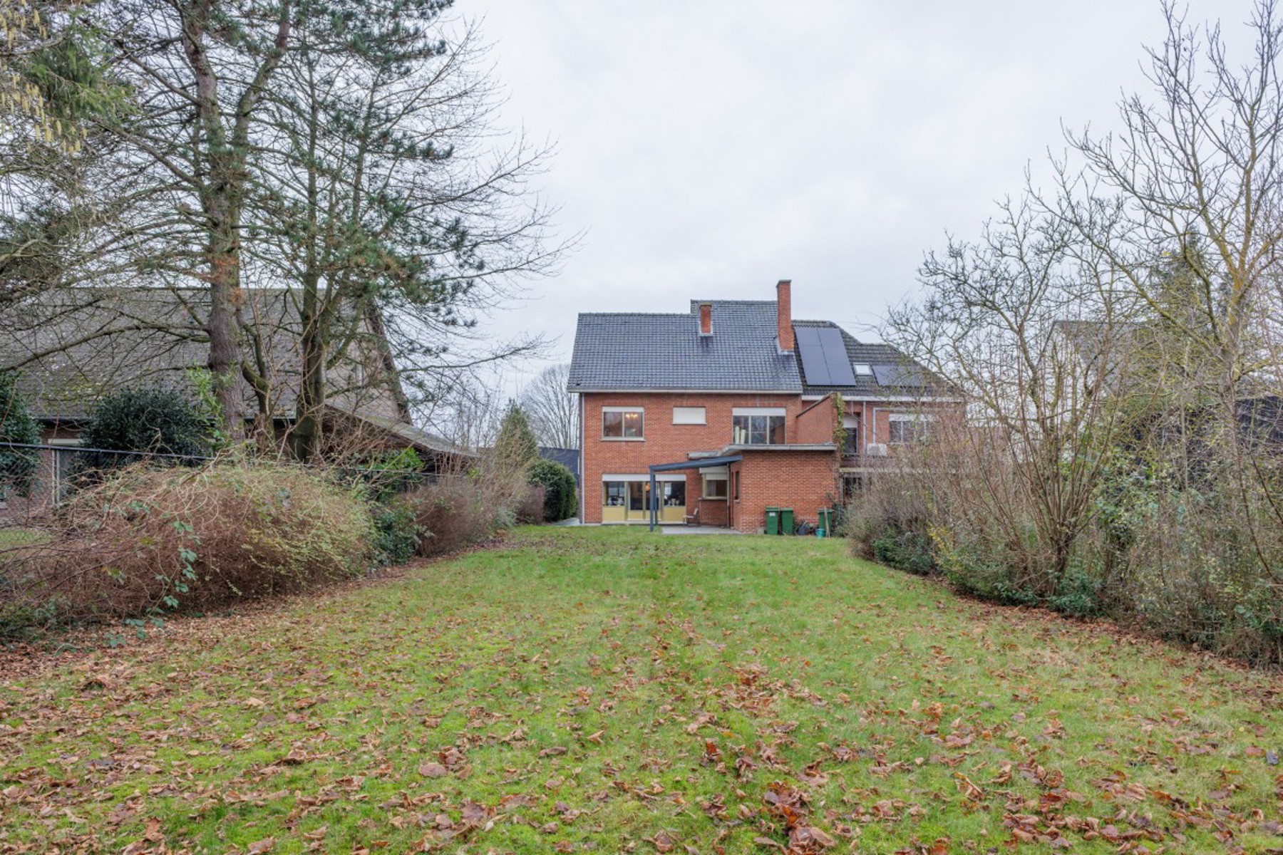 Ruime halfopen bebouwing met grote tuin - foto 2