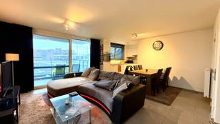 Instapklaar en verzorgd appartement op de tweede verdieping van residentie Park View 1, gelegen in een rustige en aangename woonomgeving in Deinze, met een vlotte verbinding naar het stadscentrum. Winkels, scholen, openbaar vervoer en belangrijke invalswegen bevinden zich op korte afstand, waardoor deze ligging ideaal is voor wie rustig wil wonen zonder in te boeten aan bereikbaarheid.<br /><br />Dit lichtrijke appartement beschikt over een ruime inkomhal, een gezellige leefruimte met veel lichtinval, een open en volledig ingerichte keuken met aansluitende berging, twee volwaardige slaapkamers, een badkamer met douche/lavabomeubel en aansluiting voor wasmachine, een apart toilet, een zeer aangenaam terras en een <strong>privatieve garagebox</strong> die <strong>inbegrepen </strong>is in de prijs.<br /><br />Het appartement is volledig geschilderd en uitgerust met alle verlichtingsarmaturen, wat zorgt voor extra wooncomfort.<br /><br />Daarnaast beschikt de residentie over een gemeenschappelijke fietsenberging en vuilnisberging.<br /><br />Huurprijs te vermeerderen met €100 gemeenschappelijke kosten.<br /><br />Beschikbaar vanaf 01/05/2026.