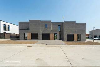 Lot 21 | 275 m² perceelsoppervlakte
Deze moderne woningen bouwen we op de nieuwe verkaveling "Het Molenhof" in Koolskamp, deelgemeente van Ardooie. Je vindt deze nieuwe woonbuurt tussen de Diksmuidse Boterweg en de Steenstraat. Je woont er in een rustige, aangename omgeving vlak bij het centrum, op 500 meter van het Dorpsplein met winkels, scholen, horecazaken en openbaar vervoer. De middelbare school H. Kindsheid ligt op 3 à 4 km. Via het op- en afrittencomplex E403 geniet je van een vlotte verbinding.
Deze energiezuinige, moderne woningen beschikken over: een inkomhal met toilet, een woon- en eetkamer met aansluitend een open keuken met veel lichtinval, een inpandige garage met berging, 3 slaapkamers, een functionele badkamer, afzonderlijk toilet boven en een (technische) berging. Het gebruik van een warmtepomp in combinatie met vloerverwarming en zonnepanelen zorgt ervoor dat jouw toekomstige energiefactuur onder controle blijft (E10).
Je kiest zelf de afwerkingsmaterialen voor keuken, badkamer, vloeren en binnendeuren. Zo kan je precies wonen zoals jij het zelf wilt.
Informeer naar onze ACTIE & ontvang een afwerkingscheque van € 5.000.
