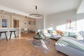 Res. Castel Rose<br /><br />Prachtig gerenoveerd appartement met 2 slaapkamers op de Lippenslaan nabij de Zeedijk te Knokke.<br />De locatie is zeer geschikt voor een tweede verblijf, of om te verhuren op vakantiebasis. <br /><br />Indeling: Inkom met ingemaakte kasten, lichtrijke en gezellige woonkamer met moderne open keuken en eetplaats die ook terug voorzien is van ingemaakte kasten, apart toilet, prachtige badkamer met inloopdouche en lavabo, een eerste ruime slaapkamer en een tweede slaapkamer waar plaats is voor 2 stapelbedden.<br />Beide kamers geven uit op het zonnige terras achteraan. Privatieve kelder op -1.<br />Alle buitenschrijnwerk voor en achterkant zijn reeds vernieuwd en recent zijn er zonnepanelen geplaatst die voor een grote elektriciteitsbesparing zorgt in de gemeenschappelijke delen.<br /><br />Ref: A1005CCC<br /> 