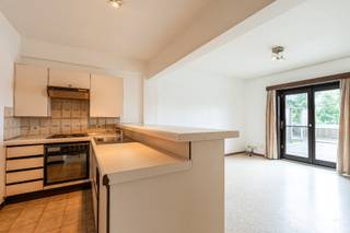 Algemeen <br />Dit gezellige appartement bevindt zich aan Hoefijzer 22 bus 1C in Aalter. De ligging is bijzonder gunstig, op korte afstand van het station van Aalter met vlotte verbindingen naar onder meer Gent, Brugge en Brussel. In de directe omgeving vind je bovendien diverse winkels, supermarkten en horecazaken, wat het dagelijkse leven extra comfortabel maakt.<br /><br />Indeling <br />Je komt binnen in de leefruimte met open keuken. De open keuken sluit naadloos aan op de woonkamer. Het appartement beschikt over één volwaardige slaapkamer. De badkamer is uitgerust met een bad met douchemogelijkheid, lavabo en toilet. Daarnaast is er nog een gemeenschappelijke berging voorzien, wat extra opbergruimte biedt.<br />De grote troef van dit appartement is het ruime zuidgerichte terras, waar je in alle rust kan genieten van de zon . Dit is een absolute meerwaarde voor dit appartement.<br /><br />Varia <br />Dankzij de praktische indeling en het aangename terras is dit appartement ideaal voor wie op zoek is naar een compacte starterswoning of een interessante investering.<br /><br />Troeven<br />* Groot zuidgericht terras<br />* Praktische indeling met open keuken<br />* Ideaal als investering of starterswoning<br /><br />Interesse in dit appartement? Contacteer Loucka vandaag nog voor meer informatie of een bezoek.<br />📞 0469 44 27 57<br />📧 Loucka@gentill.be