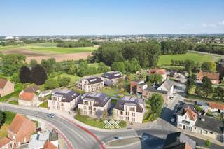 <div>
<div>Dit drieslaapkamer appartement van 166,20 m² op de tweede verdieping beschikt over een inkomhal met plaats voor een vestiairekast, een lichtrijke eet- en leefruimte, een open keuken met praktische berging, een technische berging, drie slaapkamers waarvan de masterbedroom is voorzien van een dressing, een afzonderlijk toilet en een badkamer uitgerust met een dubbele wastafel, een inloopdouche en een tweede toilet. Daarenboven beschikt dit appartement over een zuidelijk georiënteerd terras van 20,70 m².<br /><br />Dit appartement is gelegen in het nieuwbouwproject Leiegoet te Wielsbeke, een stijlvol en doordacht ontworpen nieuwbouwproject dat staat voor hedendaags wonen in een harmonieuze omgeving met veel groen, dynamische zichten en een vlotte bereikbaarheid. Leiegoet biedt vijf stijlvolle Urban Villa’s bestaande uit elke vijf ruime appartementen. Bewoners kunnen hun interieur naar eigen smaak vormgeven, met erg ruime budgetten voor de selectie van sanitaire voorzieningen, keukeninrichting en vloerbekleding bij vooropgestelde leveranciers. <br /><br />Bovendien zijn er 36 ondergrondse parkeerplaatsen, 2 bovengrondse parkeerplaatsen en 10 ondergrondse bergruimtes voorzien, wat voor extra comfort en gemak zorgt voor de bewoners.</div>
</div>