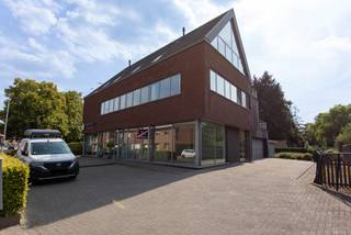 <p>Recent en lichtrijk appartement met ruim terras te Kalmthout-centrum, op wandelafstand van alle nodige voorzieningen (winkels, scholen, supermarkten, treinstation,…)! Het instapklare appartement bevindt zich op de eerste verdieping van een verzorgd gebouw zonder lift, en bestaat uit een lichtrijke leefruimte met open keuken, een handige bergplaats, een badkamer met inloopdouche, een ruime slaapkamer en een ruim terras! EPC B</p>