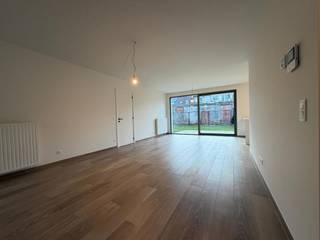 Gelijkvloers appartement met 2 slaapkamers, overdekt terras, tuin met tuinberging, 2e terras, autostaanplaats, fietsstaanplaats en...