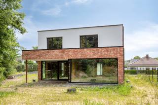 Op een zeer vlot bereikbare locatie, in de randgemeente Hofstade, treft u deze mogelijk energieneutrale(!!!) nieuwbouwwoning. Deze woning wordt u casco aangeboden en wacht nog op haar eindafwerking te financieren door de koper. Wat kan deze woning zo energiezuinig maken? : overal vloerverwarming(geen radiat. waardoor de ruimten optimaal kunnen gebruikt worden), warmtepomp, zonnepanelen, hoog rendementsglas, super isolatie muren en dak, E-peil lager dan 0 = eerste 5 jaar vrijgesteld van onroerende voorheffing.
Deze woning met zeer veel lichtinval door haar grote raampartijen en aandacht voor kwaliteit tot wonen is als volgt ingedeeld: gelijkvloers: zeer ruime inkomhal met toilet en berging, ruime leefruimte (89m²) met open keuken met zicht en toegang tot de tuin met groen zicht. - verdieping: nachthal, afzonderlijk toilet, waslokaal, 3 slaapkamers (1 met dressing) en badkamer. met mogelijkheid tot douche, afzonderlijk bad en dubbele lavabo. Vooraan de woning worden 2 parkeerplaatsen voorzien met de mogelijkheid tot een laadpaal. De prijs omvat de woning casco afgewerkt. Kortom een woning zonder zorgen waar thuiskomen een verademing is. Benieuwd naar deze opportuniteit? Contacteer ons voor verdere informatie en een bezoek ter plaatse via affligem@immoaccenta.be