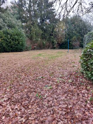 Het bouwperceel is gelegen in Kessel-Lo op een hoogte, achterin van de openbare weg met een inrit. De totale oppervlakte bedraagt 1596 m² (16...