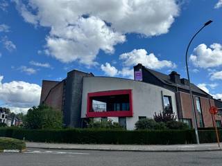 Zéér ruim dakappartement ±130m², met zonnig terras van wel ±80m²!Uitstekend gelegen, centrum Geel, op wandelafstand van het marktplein. Het...