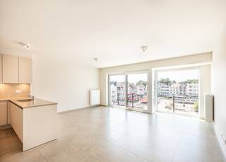 EERSTE BEZOEKMOMENT ZATERDAG 27/06/2026 - SCHRIJF U IN VIA ONZE WEBSITE <br /><br />Zonnig &amp; recent tweeslaapkamer appartement met open zicht op de Markt van De Panne te huur op de vierde verdieping van de residentie Norfolk. <br /><br />Het appartement werd als volg ingedeeld: inkom | leefruimte met zonnig balkon uitkijkend op de Markt | open, volledig uitgeruste keuken | berging met aansluiting voor wasmachine | afzonderlijk toilet | badkamer met inloopdouche en lavabo in meubel | twee volwaardige slaapkamers waarvan 1 uitgevend op balkon aan de achterzijde.<br /><br />Kelder inbegrepen in de prijs, gemeenschappelijke fietsenberging aanwezig! <br /><br />EPC label A: zeer laag verbruik!<br /><br />Op zoek naar een prachtig, energiezuinig appartement in centrum De Panne? Schrijf u dan zeker in voor het bezoekmoment van zaterdag 27/06/2026. 