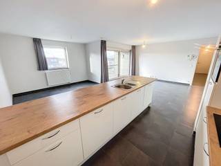 Dit volledig instapklaar appartement is gelegen op de 2de verdieping, op de achterzijde van het gebouw wat u meteen een ideale zuid-west...