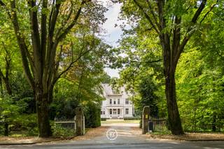 On a special plot of 1.6 hectares, hidden in the greenery yet in a central location in Genk, you will find this impressive and stately residence...