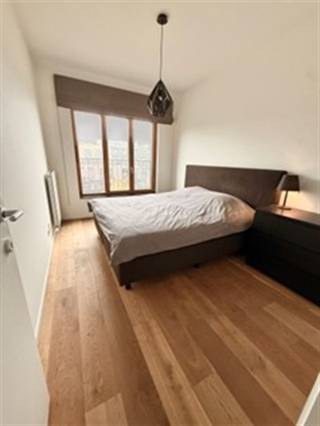 <p><span><span>Op de 3de verdieping van een hedendaags gebouw, midden in de bruisende wijk Het Eilandje, bevindt zich dit stijlvol en volledig </span><span>gemeubeld appartement</span><span> met een inpandig terras en een prachtig zicht op het Kattendijkdok en de Mexicobrug.</span><span></span></span></p><p><span><span>Met een bruto oppervlakte van ca. 91 m² biedt dit appartement een luxueuze woonervaring op een toplocatie </span><span>— </span><span>vlak bij de haven, de Leien, winkels, restaurants en andere handelszaken.</span><span></span></span></p><p><span><span><u>Indeling</u></span><span></span></span></p><p><span><span>•</span><span>              </span></span><span><span>Inkomhal met gastentoilet</span></span></p><p><span><span>•</span><span>              </span></span><span><span>Ruime en lichtrijke leefruimte met zicht op het water</span></span></p><p><span><span>•</span><span>              </span></span><span><span>Volledig uitgeruste keuken met kwalitatieve toestellen</span></span></p><p><span><span>•</span><span>              </span></span><span><span>Berging met wasmachine en droogkast</span></span></p><p><span><span>•</span><span>              </span></span><span><span>Badkamer met inloopdouche en modern lavabomeubel</span></span></p><p><span><span>•</span><span>              </span></span><span><span>Slaapkamer met dubbel bed</span></span></p><p><span><span>•</span><span>              </span></span><span><span>Tweede kamer, ideaal als </span><span>dressing of bureau</span><span></span></span></p><p><span><span>In de kelderverdieping bevindt zich een privatieve berging en een autostaanplaats.</span><span></span></span></p><p><span><span><u>Bijzonderheden</u></span><span></span></span></p><p><span><span>•</span><span>              </span></span><span><span>Volledig gemeubeld met kwaliteitsmeubelen</span></span></p><p><span><span>•</span><span>              </span></span><span><span>Parketvloer doorheen het volledige appartement</span></span></p><p><span><span>•</span><span>              </span></span><span><span>Luxe-afwerking en duurzaam comfort</span></span></p><p><span><span>•</span><span>              </span></span><span><span>Zicht op het water</span></span></p><p><span><span>•</span><span>              </span></span><span><span>Onmiddellijk beschikbaar</span></span></p><p><span><span><u>Huurvoorwaarden</u></span><span></span></span></p><p><span><span>•</span><span>              </span></span><span><span>Huurprijs: </span><span>€ </span><span>1.500 / maand</span></span></p><p><span><span>•</span><span>              </span></span><span><span>Gemeenschappelijke kosten: </span><span>€ </span><span>125 / maand</span></span></p><p><span><span>•</span><span>              </span></span><span><span>Parking + berging: </span><span>€ </span><span>100 / maand (verplicht bij te huren)</span><span></span></span></p><p><span><span>•</span><span>              </span></span><span><span>All-in formule mogelijk</span></span><span><span></span></span></p><p><span><span></span></span></p>