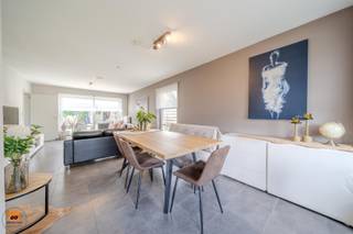In een kindvriendelijke, rustige verkaveling, vlakbij het centrum van Sleidinge, vind je deze instapklare halfopen woning. Gebouwd in 2006 en...
