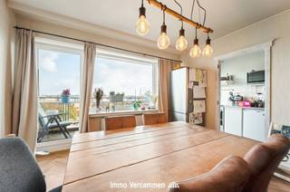 <p><span>Appartement spacieux avec 2 chambres spacieuses</span></p><p><span> </span></p><p><span>Cet appartement est extrêmement bien situé. Il comprend un hall d'entrée spacieux, un séjour avec cheminée, une cuisine, une terrasse, une salle de bains récemment rénovée avec douche à l'italienne, des toilettes séparées, deux chambres à coucher avec une deuxième terrasse. </span></p><p><span>Cet appartement est idéal à la fois pour un investissement et pour une occupation par le propriétaire. L'appartement est habitable immédiatement, la cuisine a besoin d'être rénovée, mais avec quelques améliorations mineures, cet appartement est complètement prêt à être emménagé.</span></p><p><span> </span></p><p><span>Appartement prêt à l'emploi avec 2 terrasses spacieuses, situé au 5ème étage à distance de marche du centre de Malines.</span></p><p><span> </span></p><p><span>Hall d'entrée avec porte de sécurité et vestiaire, le couloir mène aux 2 chambres, à la nouvelle salle de bain et aux toilettes. Le salon <br /> et la nouvelle cuisine s'ouvrent sur une terrasse spacieuse avec une vue sublime sur le centre ville de Malines.</span></p><p><span> </span></p><p><span>Une cave privée et un local à vélos commun sont disponibles.</span></p><p><span>Ce bien vous intéresse ? Venez découvrir ses atouts sur place et prenez rendez-vous : 015/755 444 ou info@immovercammen.be </span></p><p><span> </span></p>