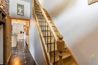 <p><span>Be surprised by this beautifully renovated home in the heart of rural Asper. The property combines contemporary comfort with the charm of authentic features. Behind the renovated façade lies a warm and inviting home where peace, comfort and an abundance of natural light take centre stage.</span><span></span></p>
<p><span>The spacious central entrance hall welcomes you into a tastefully renovated interior, where authentic features such as doors, mouldings and floors have been beautifully preserved.</span></p>
<p><span>The entrance hall leads into the open-plan living area with dining room and cosy sitting area. The authentic fireplace and decorative mouldings add extra character. Adjacent is the modern kitchen, with direct access to the terrace and outdoor area.</span></p>
<p><span>On the ground floor, you will also find a renovated bathroom with bathtub, shower, toilet and double washbasin. The terrace opens onto a pleasant lawn area. The property also benefits from its own private driveway.</span></p>
<p><span>The first floor comprises two spacious bedrooms and an additional toilet. The second floor offers another generous room with dressing area, ideal as a master bedroom, hobby room or additional living space.</span></p>
<p><span>The property is available from 1 April and is completely move-in ready.</span></p>
<p><span>Viewing times: Thursday 24 September from 5 pm to 7 pm and Tuesday 29 September from 5 pm to 7 pm, by appointment only.</span></p>
<p><span>The sale is handled by Simon Coens.</span><br /><span>📞 0478/206.774</span><br /><span>✉️ </span><span>simon@cornelis-goeman.be</span></p>
<p><span>For more information and enquiries, please contact Cornelis & Goeman.</span></p>
