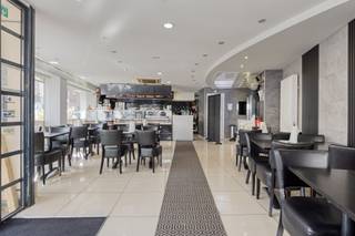 Deze <span>vergunde opbrengsteigendom</span> bestaat uit <strong>twee ruime appartementen en een handelsgelijkvloers</strong>. <br />Deze opbrengstwoning biedt een <span>gunstig rendement en een veilige investering</span> aan. <br /><br /><strong>Indeling:</strong><br />Het appartementsgedeelte geniet op elke verdieping van 77m² ruimte en verleent zich uitstekend tot vlotte verhuring. Beide appartementen zijn instapklaar, maar kunnen een lichte opfrissing gebruiken. De appartementen zijn ingedeeld met een ruime inkomhal met vestiaire, twee ruime slaapkamers waarvan telkens één met terras, een badkamer, een leefruimte en aansluitend een keuken.<br />Op het gelijkvloers bevindt zich een handelsruimte waarin op dit moment een horeca zaak wordt uitgebaat.<br /><br /><strong>Bijzonderheden:</strong><br />Conformiteitsattesten van beide appartementen aanwezig;<br />Geen algemene vaste kosten <strong>(aparte meters voor gas, water en elektriciteit)</strong>;<br />Het gelijkvloers wordt verhuurd aan <strong>€1.300,- EUR per maand</strong>;<br />De 1ste verdieping wordt verhuurd aan <strong>€1.000,- EUR per maand</strong>;<br />De 2de verdieping wordt verhuurd aan <strong>€900,- EUR per maand</strong>;<br />2 kelderbergingen per appartement met aansluiting voor een wasmachine. <br /><br /><strong>Ligging</strong>:<br />Gelegen in een levendige wijk nabij invalswegen, winkels, scholen en openbaar vervoer.