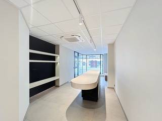 A versatile layout:* Commercial space/Office: The spacious reception area is currently equipped with a stylish counter/counter. This space is...