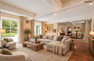 Verscholen in het groen van de gegeerde Bellevuedreef bevindt zich deze karaktervolle klassieke villa op een indrukwekkend parkdomein van ca. 1,4 hectare. Een eigendom waar ruimte, privacy en een bijzonder aangename woonbeleving samenkomen, omgeven door een volgroeide en zorgvuldig aangelegde tuin.<br /><br />De villa beschikt over ca. 575 m² bewoonbare oppervlakte en wordt aangevuld met een volwaardig gastenverblijf in het poolhouse, een afzonderlijke conciërgewoning, een inpandige garage voor drie wagens en een verwarmd buitenzwembad. De omvang van het domein, de volwassen begroeiing en de verschillende woon- en verblijfsfuncties maken van deze eigendom een bijzonder compleet geheel op een van de meest residentiële locaties van Schilde.<br /><br />Indeling gelijkvloers:<br />De centrale inkomhal met vestiaire en gastentoilet vormt het vertrekpunt van de woning en geeft toegang tot de verschillende leefruimtes.<br />De royale leefruimte omvat een zitkamer en eetkamer, aansluitend op een afzonderlijke studeerkamer. Daarnaast bevindt zich een ruim bureel met maatwerkkasten, waardoor ook professioneel of rustig thuiswerken perfect in de woning kan worden geïntegreerd.<br />Centraal in het dagelijkse leven staat de ruime leefkeuken, opgebouwd rond een gezellige ontbijtruimte met grote schuiframen naar het terras en de tuin. Het keukengedeelte met eiland is uitgerust met diverse inbouwtoestellen. Een praktische berging zorgt voor een tweede verbinding met de eetkamer, terwijl de bijkeuken met afzonderlijke zij-ingang bijkomende functionaliteit biedt.<br /><br />Eerste verdieping:<br />De nachthal leidt naar vier ruime slaapkamers, die elk over een eigen badkamer beschikken.<br />De mastersuite vormt een royaal privégedeelte met slaapkamer, dressing en badkamer. Daarnaast bevinden zich op deze verdieping een tweede ruime slaapkamer, een gastenkamer en een kinderkamer, telkens met een eigen badkamer.<br /><br />Vanuit de mastersuite is er via een tussengang en diensttrap verbinding met het gedeelte boven de garage.<br /><br />Conciërgewoning:<br />Boven de inpandige garage bevindt zich een afzonderlijk verblijfs- en conciërgegedeelte, bestaande uit een polyvalente leefruimte, slaapkamer en badkamer. Dit gedeelte leent zich uitstekend voor inwonend personeel, een au pair, familie of gasten.<br /><br />Kelder:<br />Via een natuurstenen trap is de kelderverdieping bereikbaar. Hier bevinden zich bijkomende bergruimtes, de technische installaties voor de woning en het zwembad en een sfeervolle wijnkelder.<br /><br />Poolhouse & gastenverblijf:<br />Aan het verwarmde zwembad bevindt zich een royaal bijgebouw, architecturaal afgestemd op de hoofdwoning. Het poolhouse werd ingericht als een volwaardig zelfstandig gastenverblijf met woonkamer, keuken, slaapkamer en badkamer.<br />Samen met de omliggende terrassen en het zwembad ontstaat hier een bijzonder aangename omgeving voor ontspanning, familie en gasten, met een grote mate van privacy ten opzichte van de hoofdwoning.<br /><br />Bijzonderheden:<br />- Uitzonderlijk parkdomein van ca. 14.433 m²<br />- Volledig omheind domein met maximale privacy<br />- Volgroeide tuin met uitgestrekte gazons en volwassen bomen<br />- Regelmatig onderhouden en verder opgefrist<br />- Verwarmd buitenzwembad<br />- Volwaardig poolhouse ingericht als zelfstandig gastenverblijf<br />- Afzonderlijk conciërge- of personeelsverblijf<br />- Inpandige garage voor drie wagens<br />- Verschillende ruime terrassen rondom de woning<br />- Uitgebreide tuinverlichting<br />- Alarm- en camerabewaking<br /><br />Een bijzonder compleet residentieel domein waar ruimte, discretie en groen centraal staan, op een van de meest gewaardeerde locaties van Schilde.