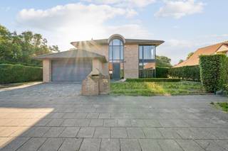 EXCLUSIEF AANBOD: Deze ruime en goed onderhouden villa vormt de perfecte basis voor een ontspannen leven aan de kust, omringd door comfort en luxe.<br /><br />De villa is gelegen in een rustige buurt en bevindt zich op een royaal perceel met privézwembad en inpandige garage. Op slechts 10min wandelen van zee en strand, ideaal voor natuurliefhebbers en zonaanbidders.<br /><br />Indeling: <br /><br />Riante inkomhall (open tot in het dak), afzonderlijk toilet met lavabo, berging/wasplaats met regenwaterpomp, ruime woonkamer 55m² (5x11m) met openhaard, open ingerichte leefkeuken (6x4m), grote dubbele garage (5,5x6m) met oprit voor twee wagens, open nachthall, 3 ruime slaapkamers waarvan één met grote dressing (mogelijkheid tot extra slaapkamer), badkamer met wastafel, ligbad, douche en twee toilet, grote bergkamer, grote geïsoleerde zolder, prachtig aangelegde zonnige tuin (zuid-gericht) met terras, groot verwarmd zwembad (3,5x11m), tuinhuis. <br /><br />- 16 Zonnepanelen<br />- Elektriciteit conform<br />- Geïsoleerd dak. <br />- Regenwaterput 15.000 liter