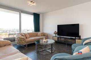<p><span>BERCHEM | READY-TO-MOVE-IN THREE-BEDROOM APARTMENT WITH A TERRACE OFFERING A VIEW AND A BASEMENT | LOCATED ON THE EIGHTH FLOOR OF A WELL-MAINTAINED BUILDING WITH AN ELEVATOR | EPC B |</span></p><p><span>Layout as follows: entry hall with space for a washer and dryer—spacious living room (31.5 m²)—bathroom with walk-in shower and vanity—separate toilet—modern, fully equipped kitchen—3 bedrooms + separate dressing room/office.</span></p><p><span>The apartment is very conveniently located near the Rivierenhof, Bar Stark, shops (Colruyt and Delhaize), schools, public transportation, and close to all major access roads.</span></p><p><span>The electrical system will be fully compliant by the time of closing.</span></p><p><span> </span></p>