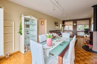 Ontdek dit keurig onderhouden landhuis, waar comfort, ruimte en privacy centraal staan. De woning is landelijk gelegen en biedt een aangename woonbeleving voor wie houdt van rust en natuur, zonder volledig afgelegen te zijn.<br />Dit landhuis, gebouwd in 1986, werd steeds met zorg onderhouden en is voorzien van het nodige comfort (onder meer zonnepanelen). De woning beschikt over een netto bewoonbare oppervlakte van circa 125 m² en is praktisch ingedeeld.<br />De leefruimtes zijn lichtrijk en comfortabel, met een aangename verbinding tussen binnen en buiten. Aansluitend aan de woning bevindt zich een veranda, die een extra leefruimte creëert en het hele jaar door een mooi zicht biedt op de tuin en het omliggende groen.<br /><br />De woning is omgeven door een verzorgde tuin die perfect past bij het landelijke karakter van de woning. <br /><br />Dankzij de landelijke ligging woont u hier in alle sereniteit, weg van de drukte, terwijl voorzieningen en verbindingswegen vlot bereikbaar blijven. Een ideale combinatie van landelijk wonen en praktisch comfort.<br /><br /><span><u><strong>INDELING :</strong></u></span><br /><u>Gelijkvloers :</u><br />. inkomhall - woon en zitruimte met houtkachel - volledig uitgeruste keuken voorzien van de nodige kastenruimte en inbouwtoestellen - berg en wasplaats - achterinkom - badkamer voorzien van inloopdouche en badkamermeubel - slaapkamer - veranda<br /><br /><u>Verdieping :</u><br />. zolderverdieping ideaal geschikt als slaap of hobbykamer<br /><br /><u>Tuin :</u><br />. Via verharde oprit naar carport (dienstig voor 2 voertuigen) en verzorgde onderhoudsvriendelijke tuin met terras en tuinhuis.<br /><br />Deze woning is ideaal geschikt voor een koppel, een klein gezin of als combinatie van wonen en thuiswerken. <br /><br /><strong>Interesse? Aarzel niet een bezoekmoment aan te vragen (tel. 0496/166 339).<br />Steeds tot je dienst.</strong>