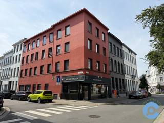 Enkel reageren per e-mail aub: dries@searchrealestate.be<br /><br />Op zoek naar een leuk, recent vernieuwd appartement met één slaapkamer? En dit in het hartje van Antwerpen centrum? Search no more & get in touch!<br /><br />Dit instapklare appartement is gelegen in een kleine, rustige residentie in de Kapucinessenstraat 2. Het bruisende Mechelseplein vlak voor je deur? ’T Zuid om de hoek? En de lekkerste koffiekoeken van bakkerij Verlooy? Hier moet je zijn!<br /><br />Je komt binnen in de ruime woonkamer met open keuken. De keuken is voorzien van alle comfort. De leefruimte voelt zeer lichtrijk aan door de verschillende raampartijen. Vanuit de woonkamer kom je in de badkamer, met ligbad, toilet en lavabo. De badkamer geeft op zijn beurt uit op een ruime slaapkamer.<br /><br />Huuprijs: 850€ + 60€ gemeenschappelijke lasten (inclusief provisie water).<br /><br />Het appartement is beschikbaar per 01 september 2026. <br /><br />Graag een bezoek ter plaatse? Mail Dries: dries@searchrealestate.be<br />