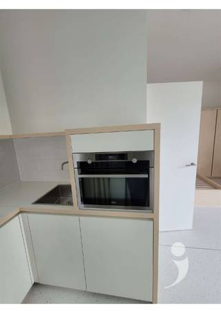 <p><span>*</span><span> Bezoek aan te vragen via student@immolivit.be </span></p><p><span>** Alleen voor studenten - NOG BESCHIKBAAR VOOR PERIODE 06/2025-09/2026.</span></p><p><span> </span></p><p><span>Project YOU bevindt zich op de Bondgenotenlaan, de belangrijkste en meest gekende winkel-wandelstraat van Leuven. Met zijn drie ingangen en strategische ligging onder de toren van de universiteitsbibliotheek is het project dé nieuwe hotspot voor studenten in Leuven. </span></p><p><span> </span></p><p><span>YOU is bereikbaar via drie strategisch gelegen ingangen op de Bondgenotenlaan, in de Koning Leopold I-straat en in de Bogaardenstraat. Dankzij de ligging langs de belangrijke toegangsweg van de stad is YOU vlot bereikbaar, zowel te voet, met de fiets als met het openbaar vervoer en de wagen. De dichtstbijzijnde bushalte bevindt zich op één minuut, het treinstation op slechts tien minuten. <br /><br />De gebouwen zijn voorzien van alle comfort en uitgebreide eigentijdse faciliteiten, en de groene binnengebieden bieden ruimte voor een aangename break in het levendige Leuvense studentenleven. </span></p><p><span> </span></p><p><span>Elke studio beschikt over een eigen badkamer met wastafel, douche, en toilet. Daarnaast zijn de studio's ook voorzien van een kitchenette. </span></p><p><span>Ondergronds is er een afsluitbare fietsenstalling en een afvallokaal.</span></p><p><span> </span></p><p><span>De prijs is 850 euro/maand exclusief provisie nutsvoorzieningen(+75 euro).<br /><br />Interesse? Contacteer ons via 0470 36 64 07 of student@immolivit.be</span></p><p><span> </span></p>