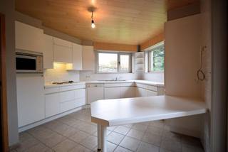 MEIKEVERSTRAAT 14 - 8800 ROESELARE<br /><br />Deze stijlvolle halfopen woning is rustig gelegen in de nabijheid van het Sterrebos te Rumbeke en biedt een aangename combinatie van ruimte, comfort en praktische voorzieningen.<br /><br />Bij het binnenkomen wordt u verwelkomd in de inkomhal met aansluitend een bureau. De woning beschikt over een ruime woonkamer en een volledig uitgeruste keuken met alle nodige toestellen. Verder is er op het gelijkvloers een praktische berging en een badkamer voorzien van een douche, lavabo en toilet.<br /><br />Op de eerste verdieping bevinden zich vier ruime slaapkamers en een tweede badkamer met douche, lavabo en toilet. Daarnaast beschikt de woning over een handige bergzolder, ideaal als extra bergruimte.<br /><br />Buiten geniet u van een aangename tuin en beschikt de woning over een garage.<br />De woning is voorzien van rolluiken.<br />Een ruime en praktische gezinswoning op een aantrekkelijke locatie, nabij het groene Sterrebos en met alle nodige voorzieningen voor comfortabel wonen.<br /><br />Beschikbaar vanaf: 1/11/2026